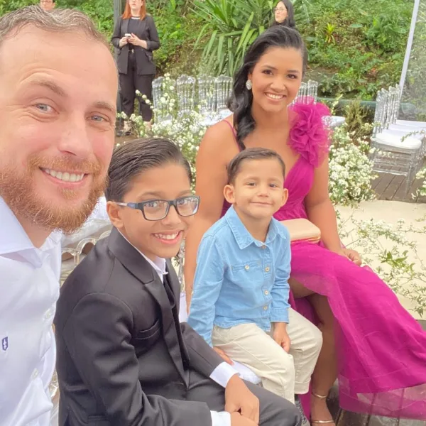 Helton, Felipe, Gabriel e Tatiane sorrindo juntos, arrumados para uma festa ao ar livre