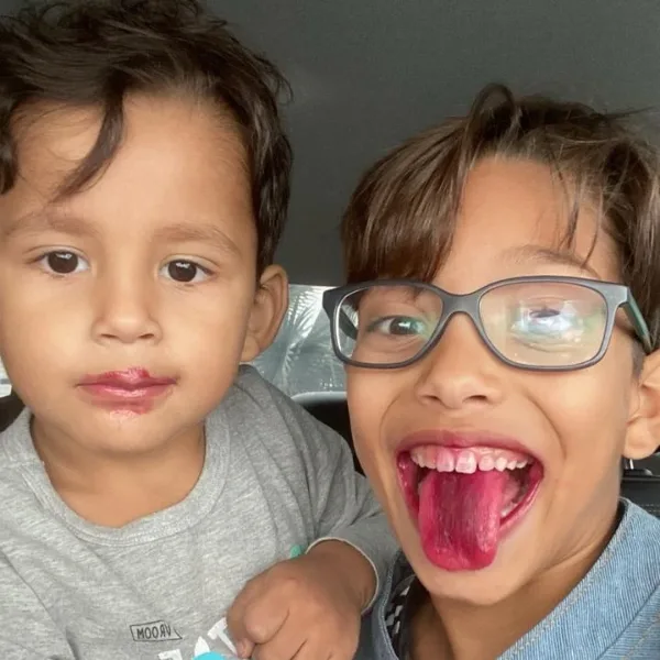 Gabriel e o irmão Felipe fazendo careta juntos
